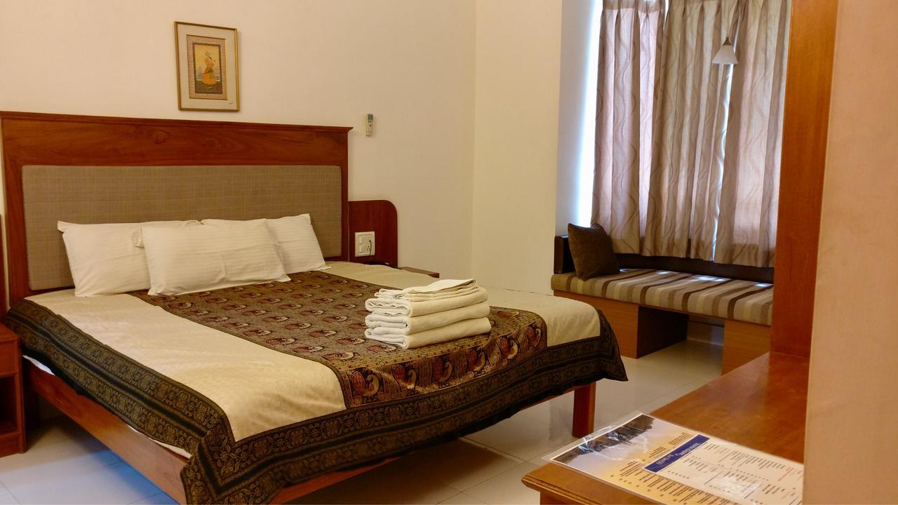 Sai Towers Hotell Puttaparthi Exteriör bild